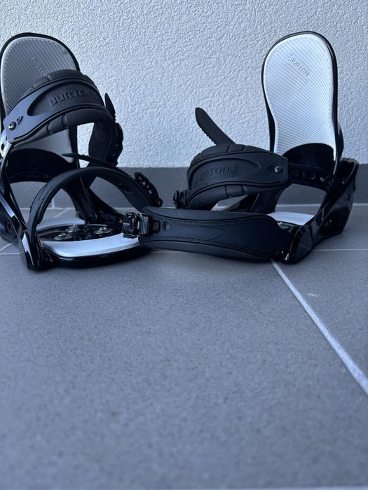 Fixações de snowboard Burton.