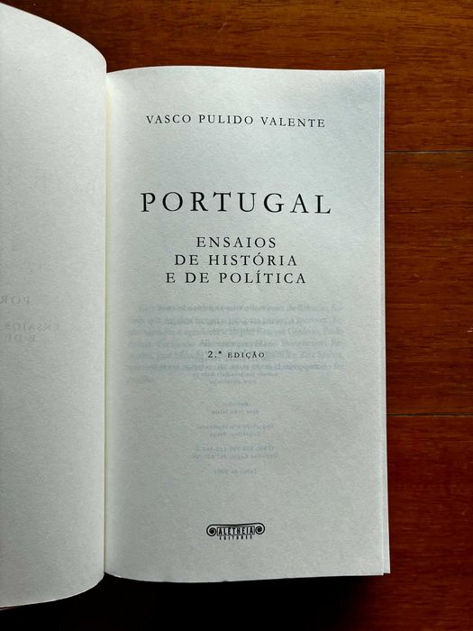 "Portugal - Ensaios de História e de Política" de Vasco Pulido Valente