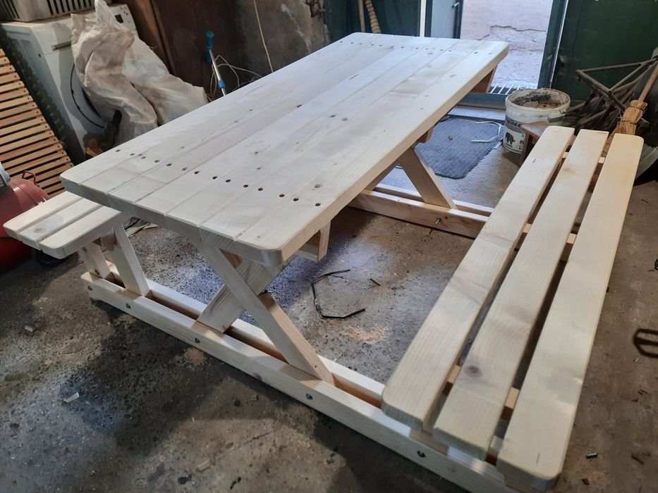 Столы, скамейки, садовые качели.