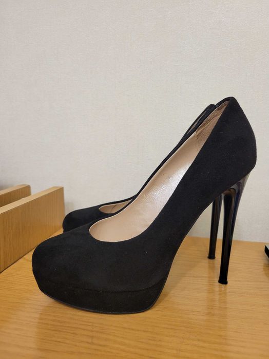 Туфлі на високому підборі