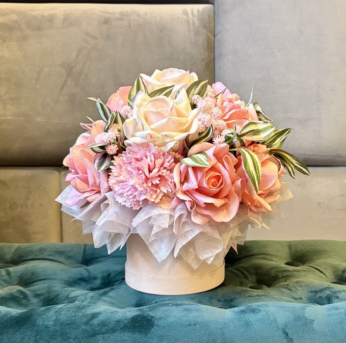 Flower box, róże, goździki, kwiaty jak żywe