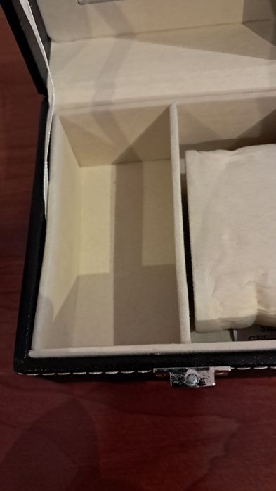 Caixa em couro sintético para guardar relógio