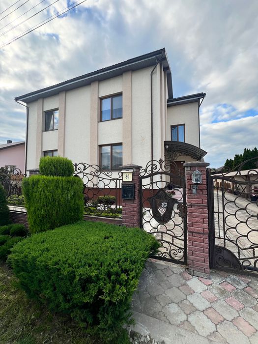 Продаю класний,стильний будинок,всього 10хв до Парку Шевченка та Озера