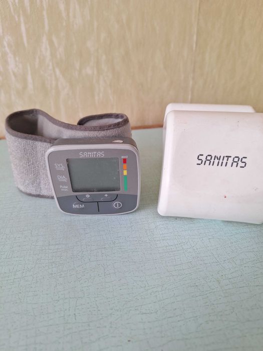 Тонометр кистевой Santis SBC 27, массажер для ног.