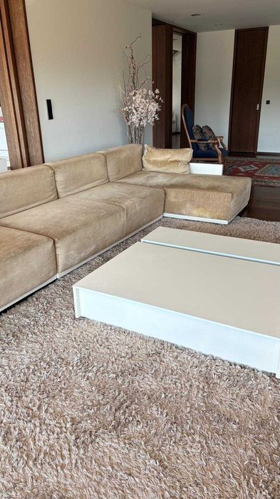 Sofá modelar mais mesa de apoio