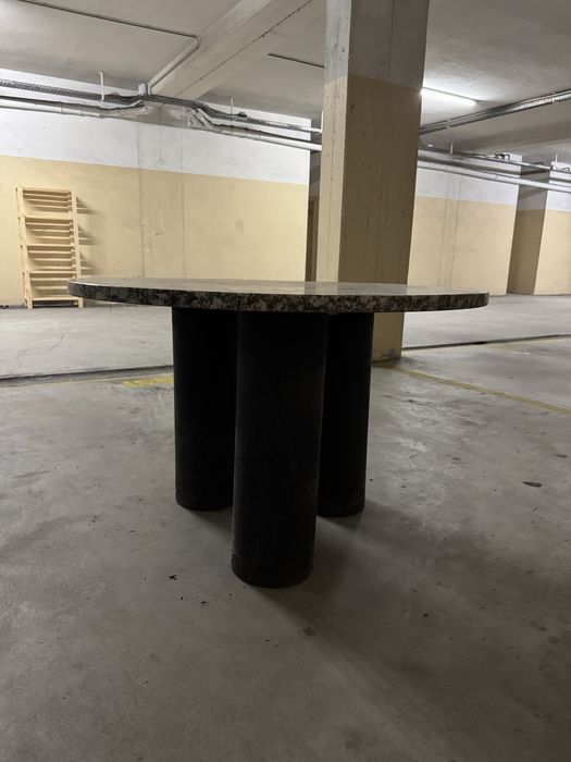 Mesa com tampo em granito