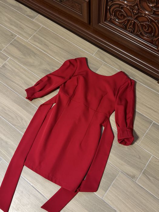 Красива червона сукня, заді завязується бант