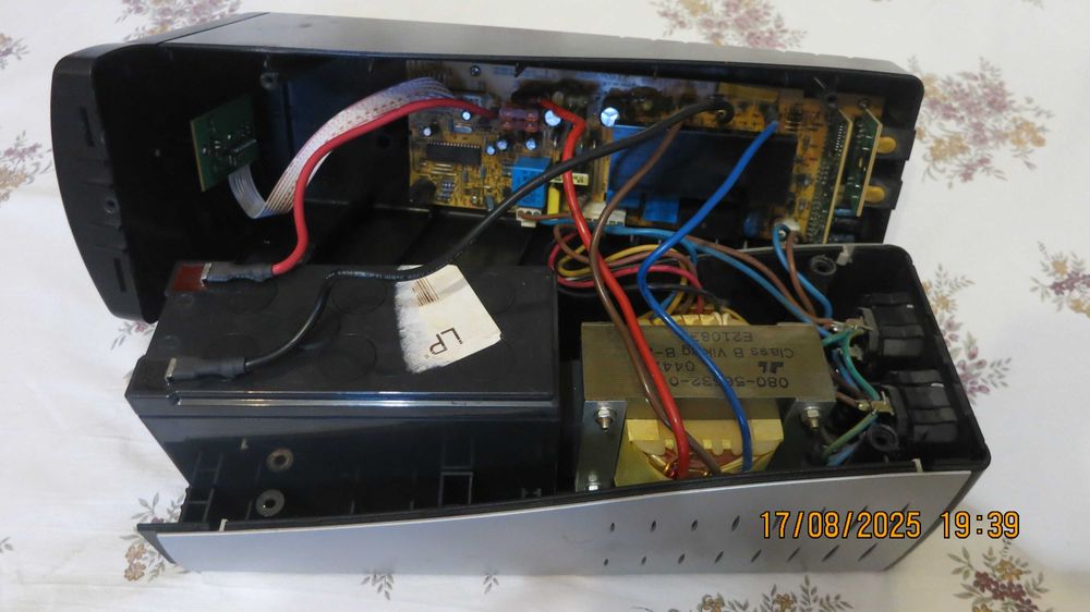 Универсальный источник аварийного питания PowerMust 600 USB/230V/360W