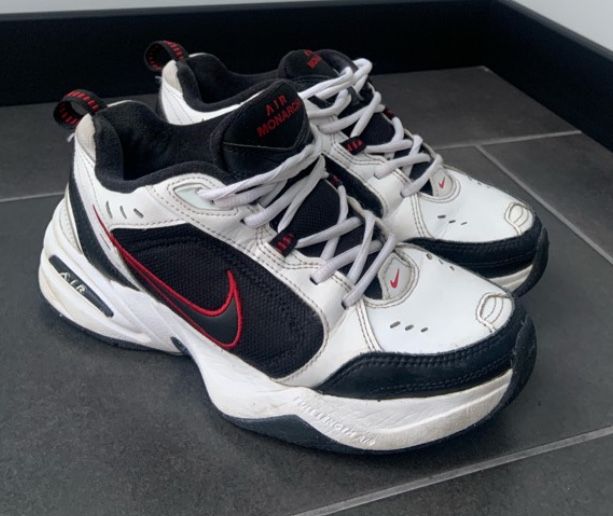 Кросівки Nike Air Monarch розмір 40 біло-чорні з червоними вставками