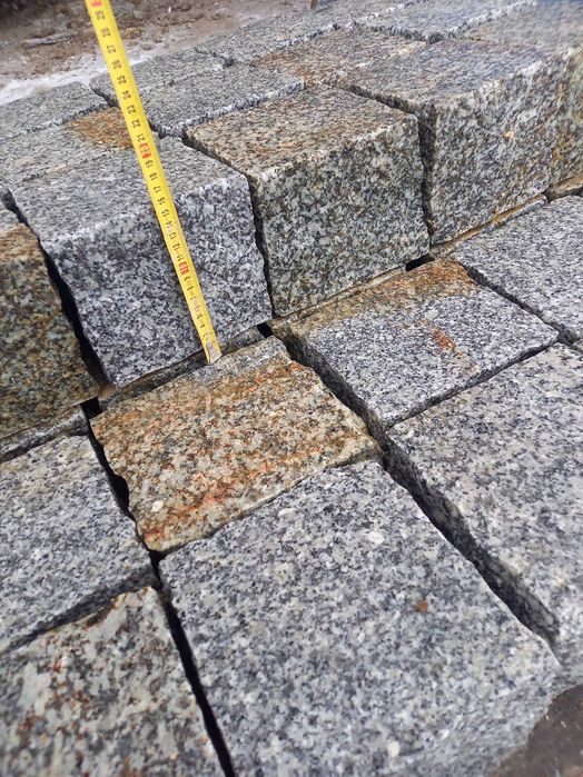 Kostka granitowa cięto-łupana, płomieniowana, szaro-ruda