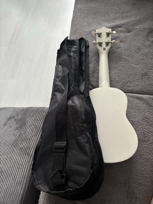 biale ukulele harley benton