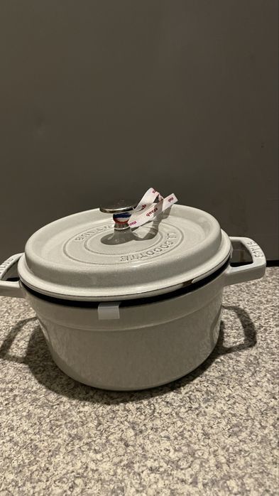 Tacho em ferro, marca STAUB, cinza claro, 20 cm.