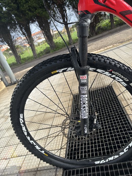 Bicicleta em carbono coluer