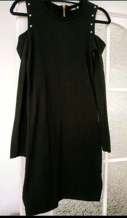 Sukienka czarna odkryte ramiona