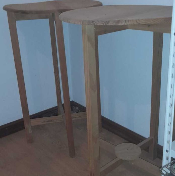 mesa em madeira com +/- 40cm diametro