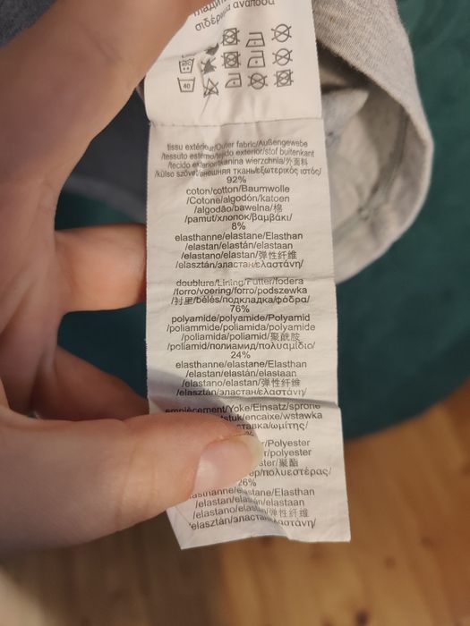 Sportowy podkoszulek z wbudowanym biustonoszem
