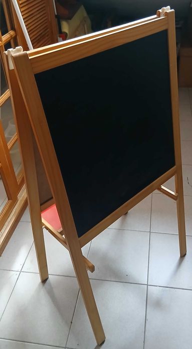 Quadro com tripé, ardósia e acetato.