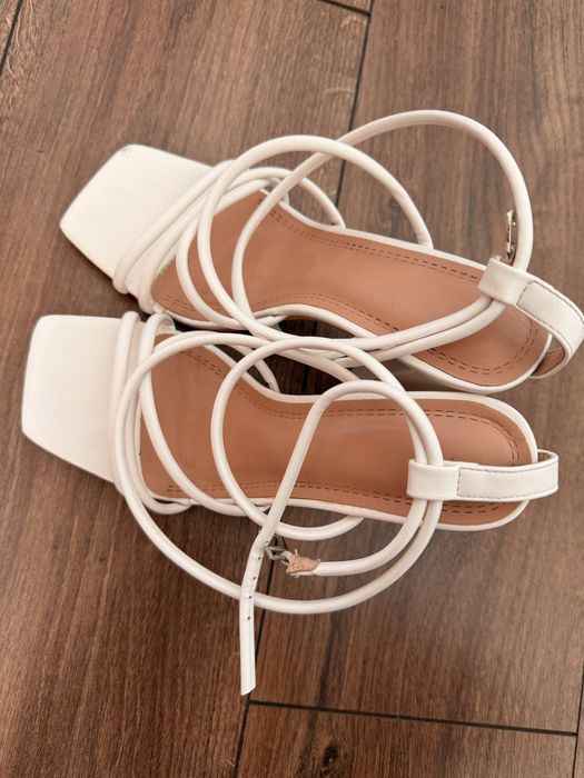 Босоніжки білі на каблуку