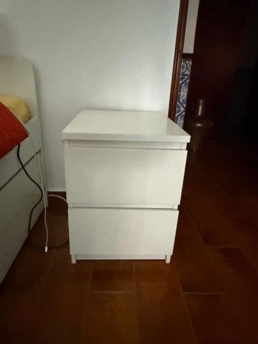 Cama solteiro com 2 colchoes incluido e a mesa de cabeceira