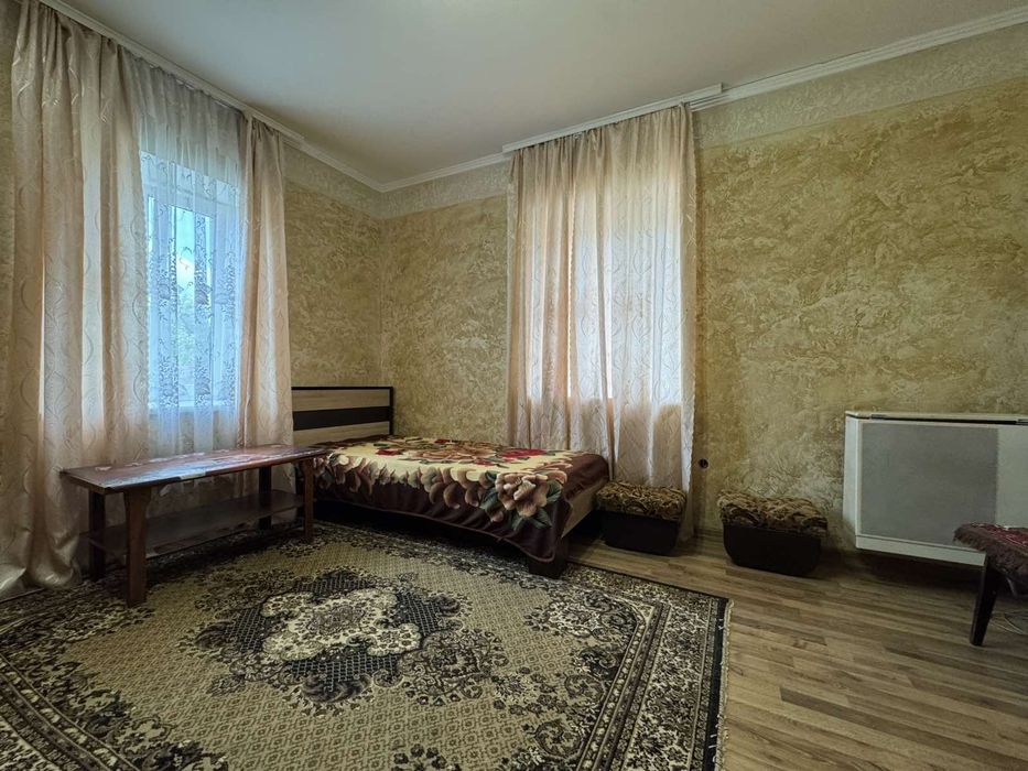 Продаж частини будинку в центрі села біля школи та магазинів