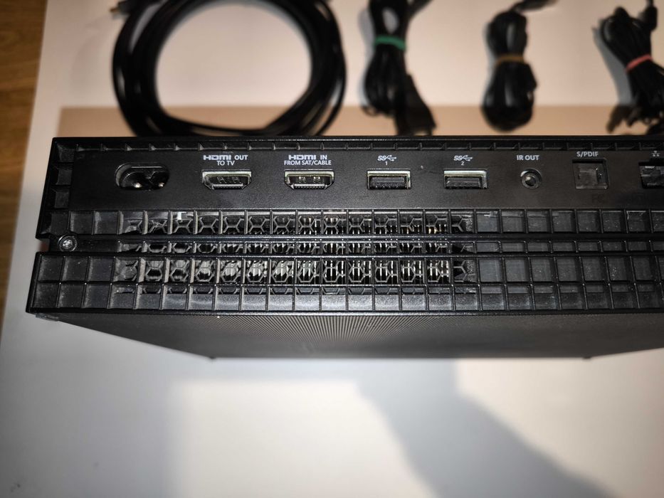 Microsoft Xbox One X 1TB Black (комплект)