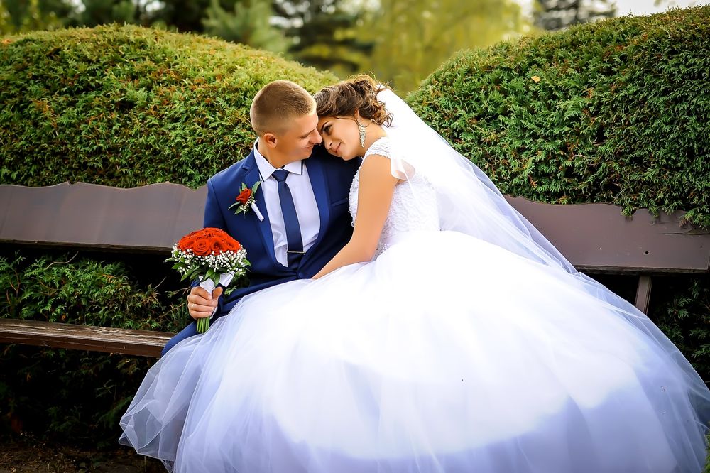 Білосніжна весільна сукня.