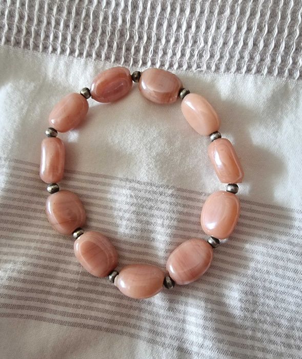 Pulseira em tons damasco/ castanho claro