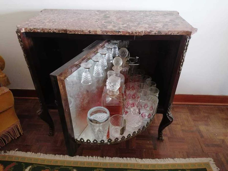 Charmoso bar rotativo c/mármore