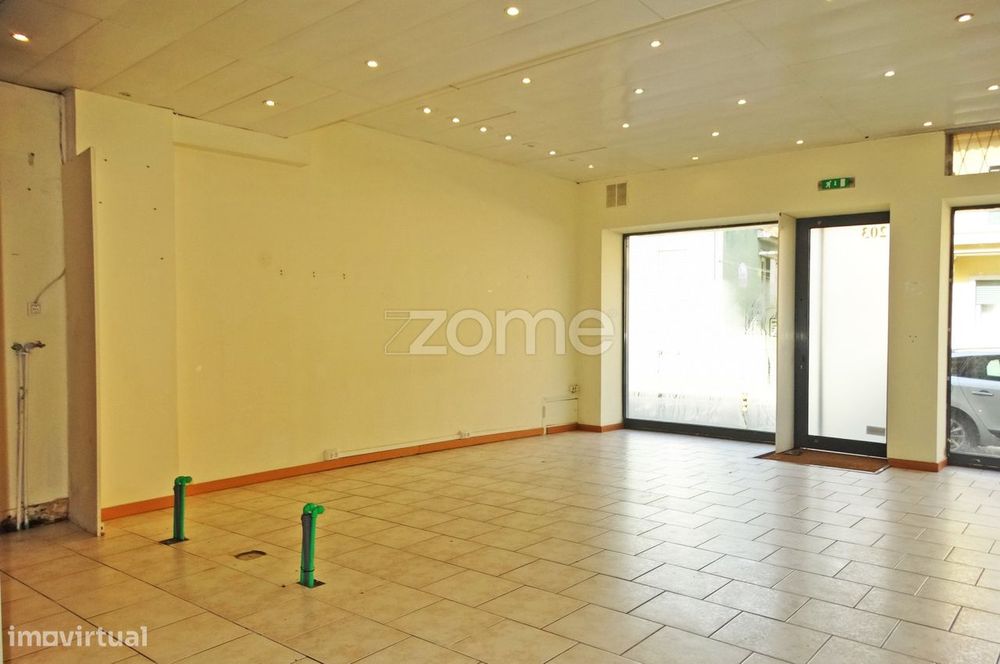 Loja, na Rua Sousa Pinto, Paranhos, Porto