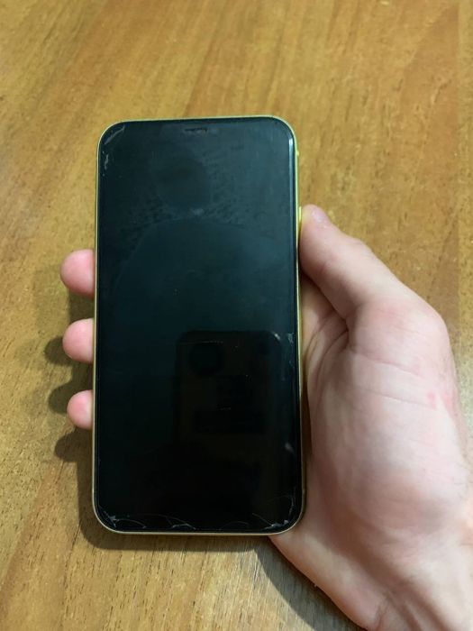 iPhone 11 в жовтому кольорі