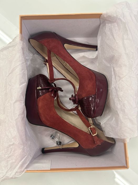 Sapatos de senhora da marca " the essence menbur'