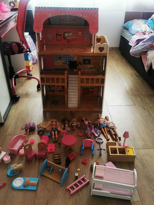 Duży drewniany domek dla lalek z wyposażeniem