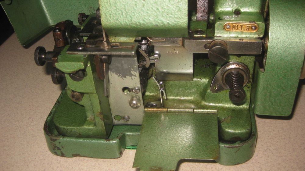 zabytkowa maszyna do szycia overlock