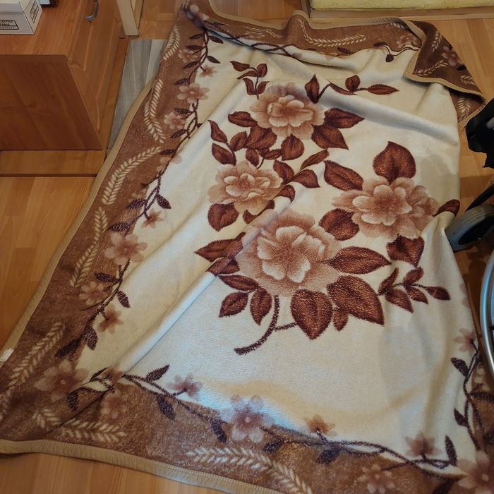 Koc brazowo-kremowy  o wym. 1,55/1,94cm , ciepły