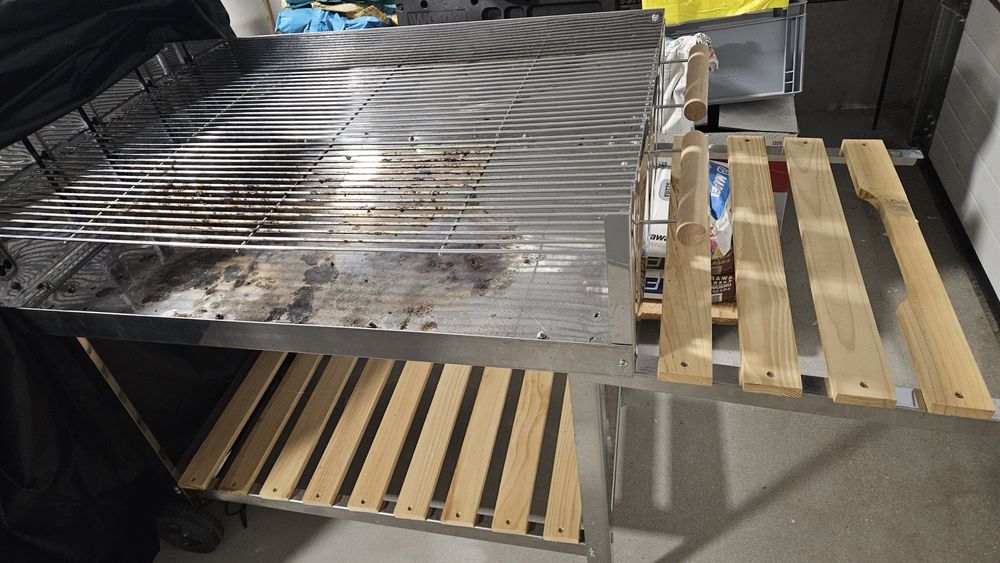 Duży grill na kółkach.