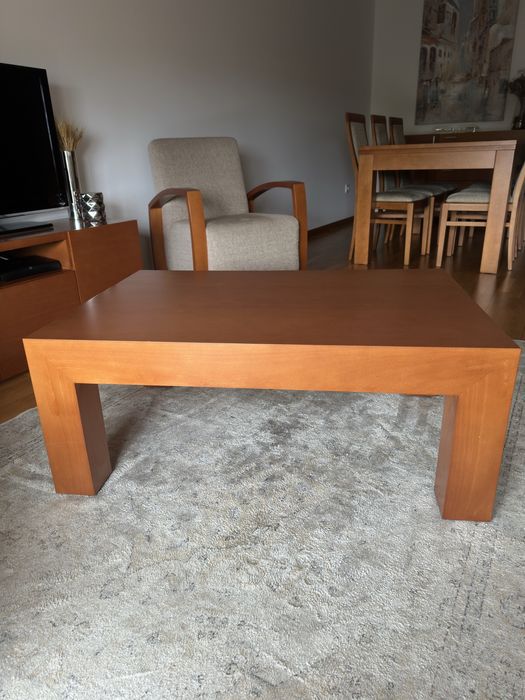Mesa em madeira de cerejeira – Elegante e resistente