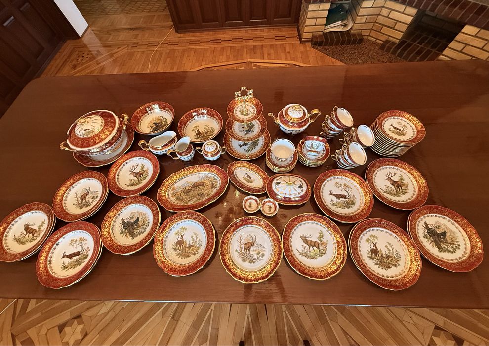 Фарфоровий сервіз «Червоне полювання» на 12 персон