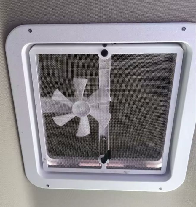 Okno dachowe przyczepa kamper