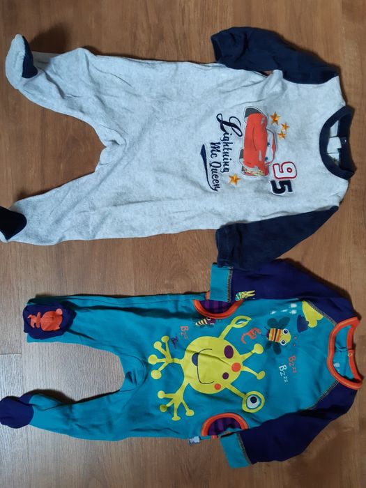 Pijamas e bodys manga comprida para bebé dos 6 aos 12 meses