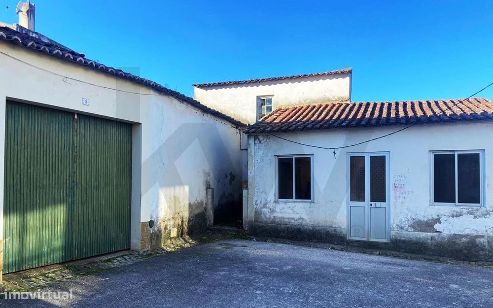 Oportunidade Única: Casa com Alma e Potencial Fabuloso na Labrugeira