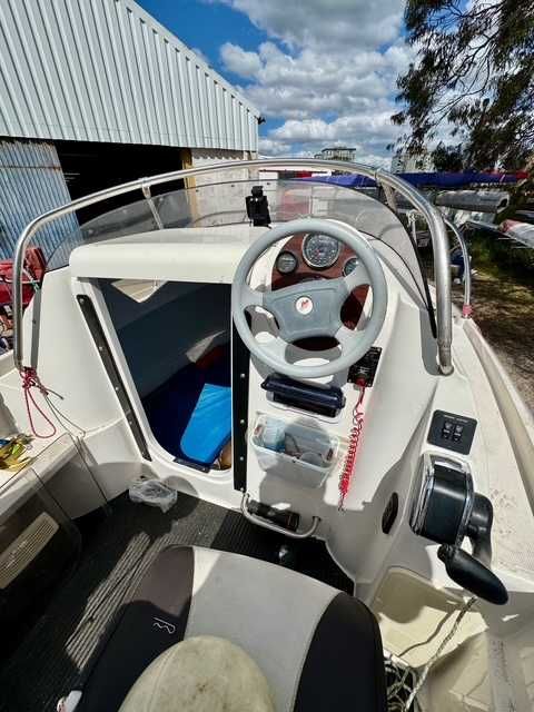 Quicksilver 460 com motor tohatsu 50hp 4 tempos