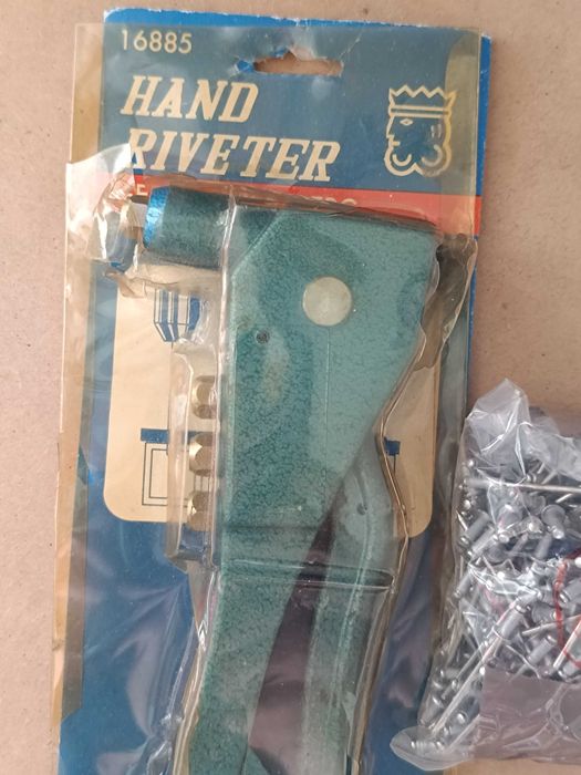 Ferramenta Rebitadora ou Rebitadeira nova e Rebites