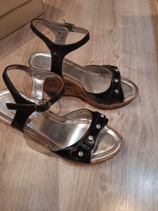 Letnie buty w kolorze czarnym z elementami srebrnymi/kamieniami