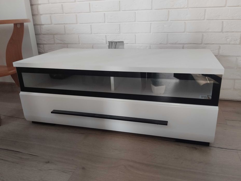 RTV i stolik w zestawie