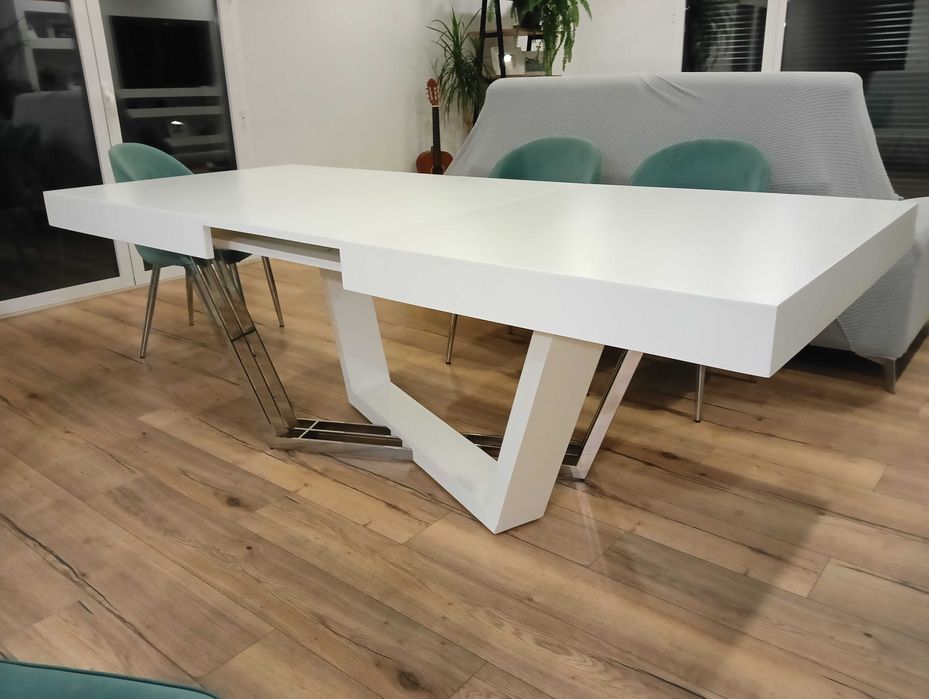 Mesa de sala com cadeiras