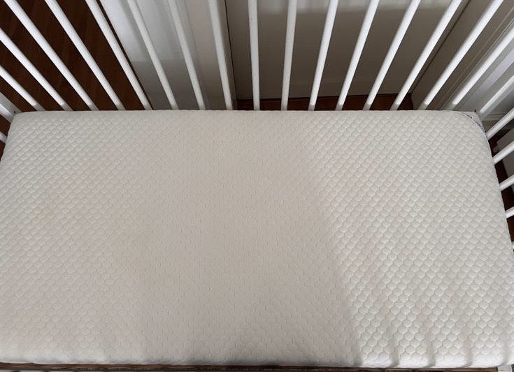 Berco Trama com colchão resguardos e edredão (oferta de fraldário)