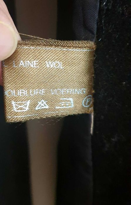 Krótki płaszcz wełniany.