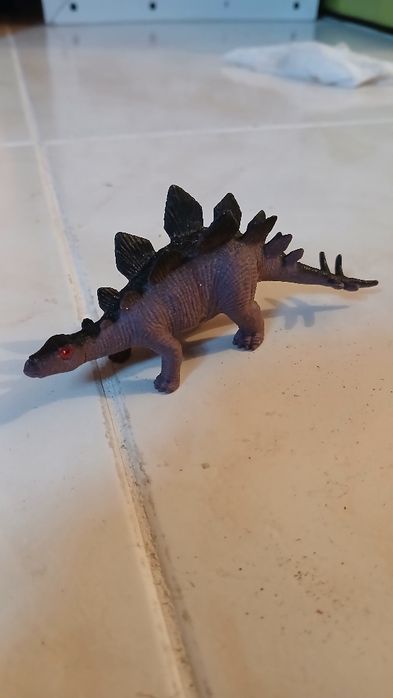 Brinquedos de Animais Dinausauros e um bode.