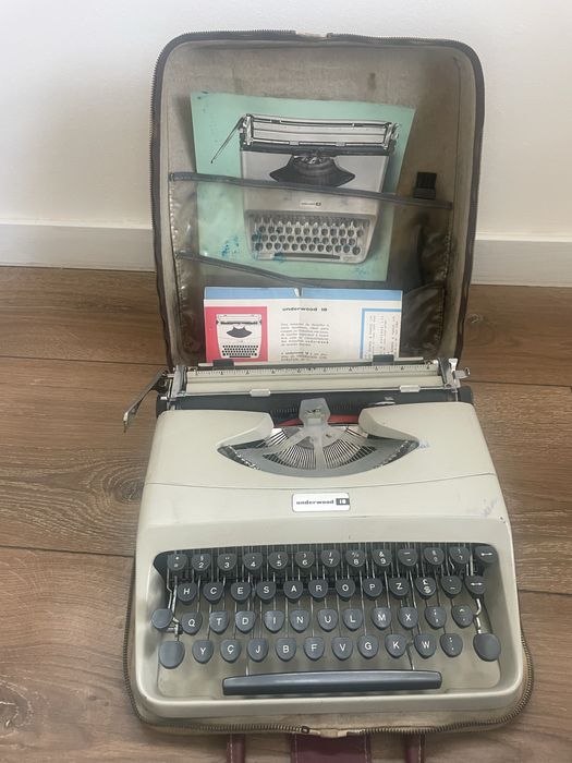 Maquina de escrever portátil Underwood 18