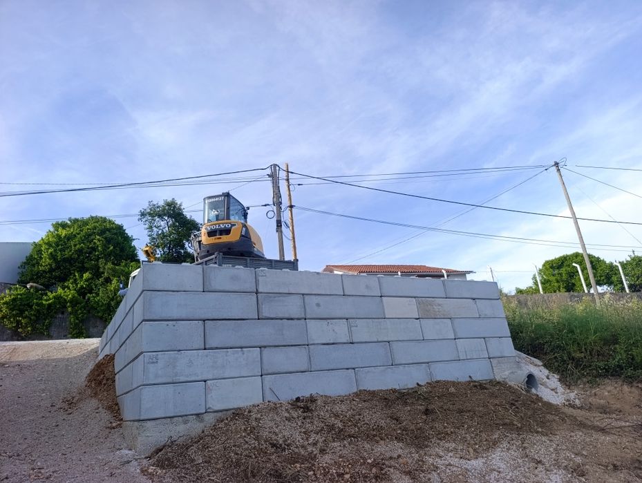 Trabalho de Mini Giratória e Camião Entre Outros